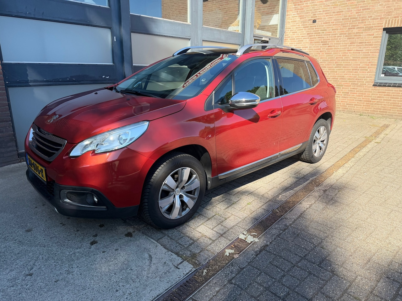Peugeot 2008 - 1.2 PureTech Allure 1.2 PureTech Allure, Pano, Navi, Nieuwe distributieriem. - AutoWereld.nl