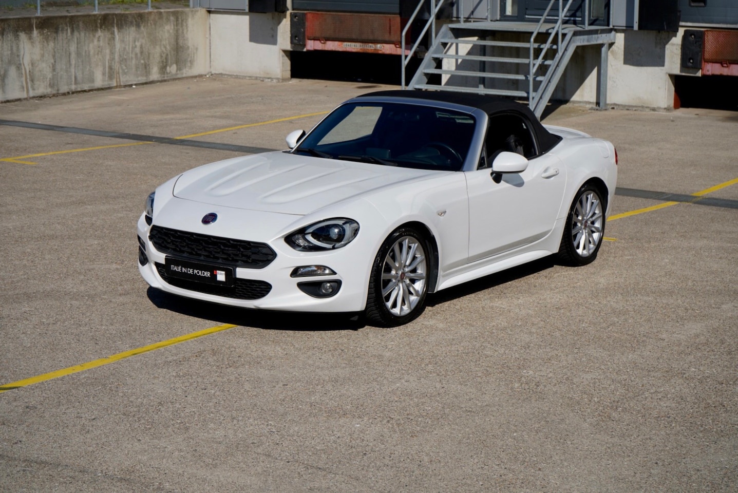 Fiat 124 Spider - 1.4 MultiAir Turbo Lusso Bianco Perla - AutoWereld.nl