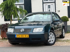 Volkswagen Bora - 1.6-16V Comfortline|124DKM|Clima|Cruise|