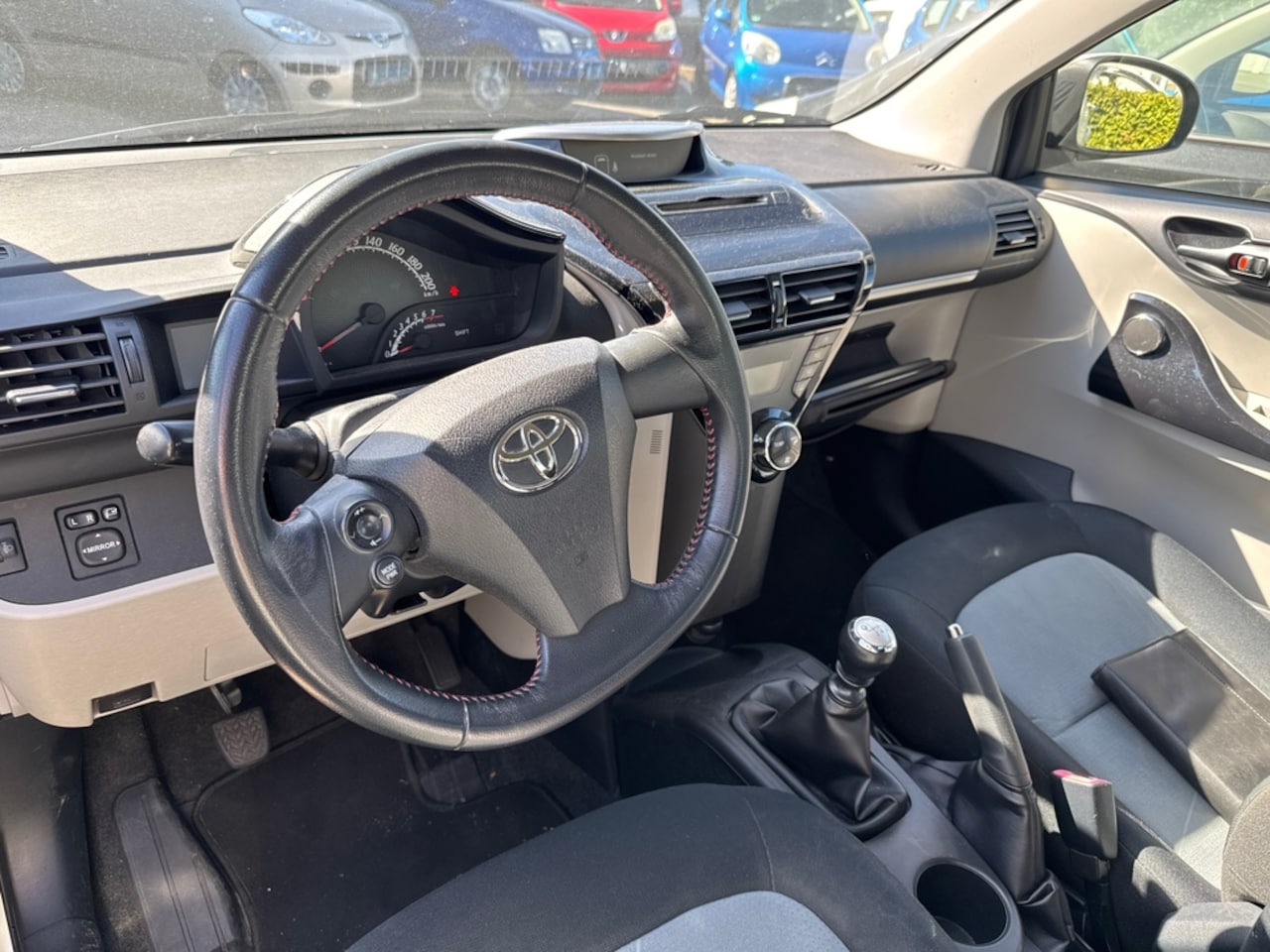 Toyota iQ - 1.3 VVTi Dynamic 1.3 VVTi Dynamic - AutoWereld.nl