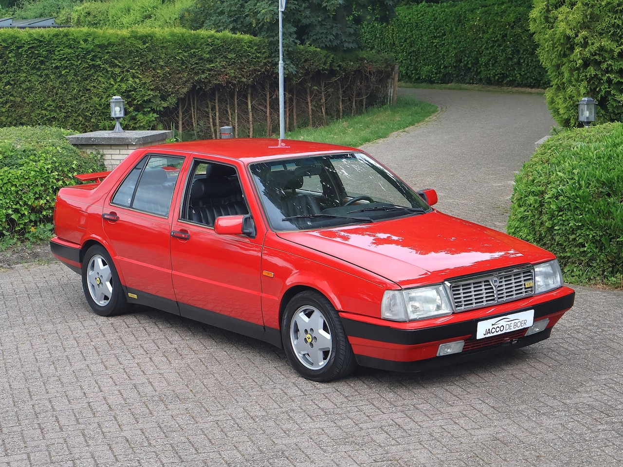 Lancia Thema - 8.32 in unieke kleur Ferrari Rosso Corsa - AutoWereld.nl