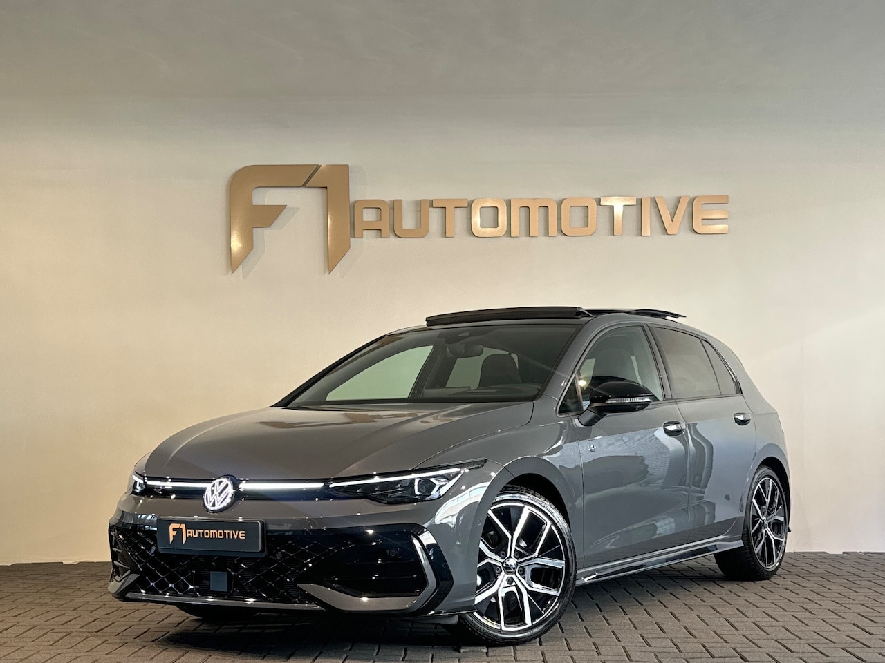 Volkswagen Golf - 1.5 eTSI Pano|HuD|Trekhaak|360 Camera|Keyless|ACC|Sfeer|Lane Assist - AutoWereld.nl