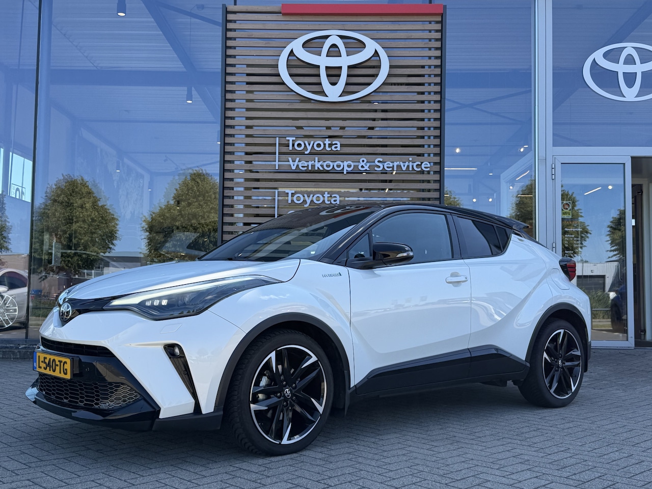 Toyota C-HR - 2.0 Hybrid GR-Sport Limited Automaat 184pk | Dodehoekdetectie | Trekhaak | Apple Carplay/A - AutoWereld.nl