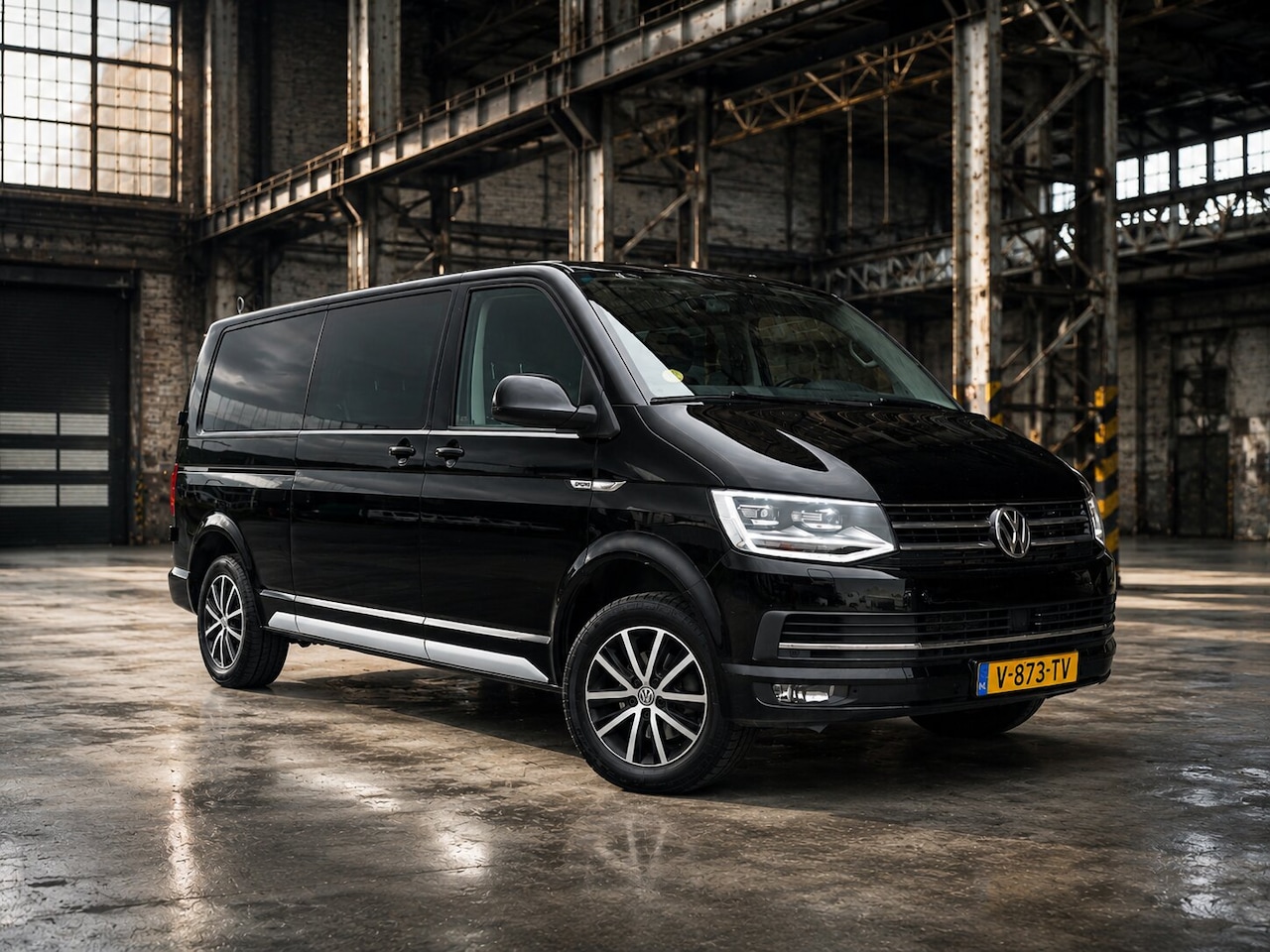 Volkswagen Transporter - 2.0 TDI Highline Lang DC l DSG l Pano l ACC l LED l CarPlay - AutoWereld.nl