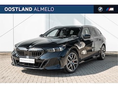 BMW 5-serie Touring - 520i M Sport Automaat / Trekhaak / Panoramadak / Comfortstoelen / Comfort Access / Achteru