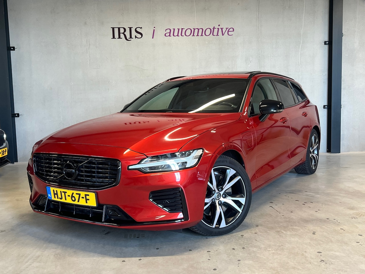 Volvo V60 - 2.0 T8 Twin Engine AWD R-Design - Pano - Camera - Carplay - Leder - El Kofferklep - Cr + C - AutoWereld.nl