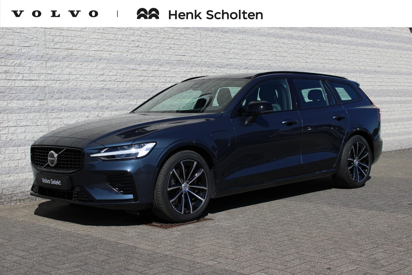 Volvo V60 - 2.0 T8 Plug-in hybrid AWD Plus Dark | Achterbank verwarmd | Apple Carplay & Android Auto | - AutoWereld.nl