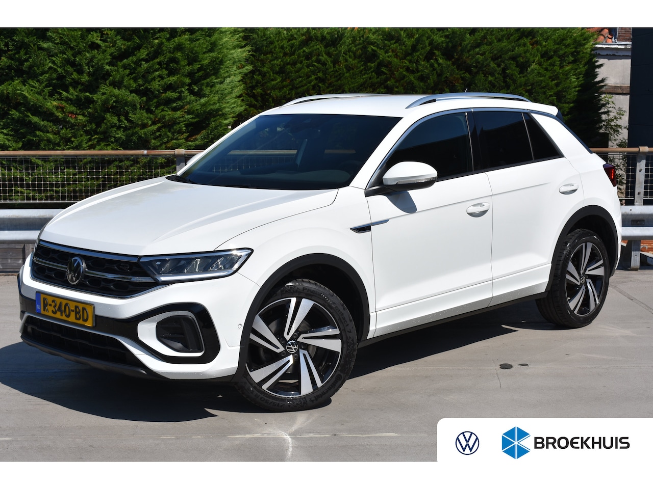 Volkswagen T-Roc - 1.0 110PK TSI R-Line | ACC | Digital Cockpit Pro | Extra getint glas achter | App Connect - AutoWereld.nl