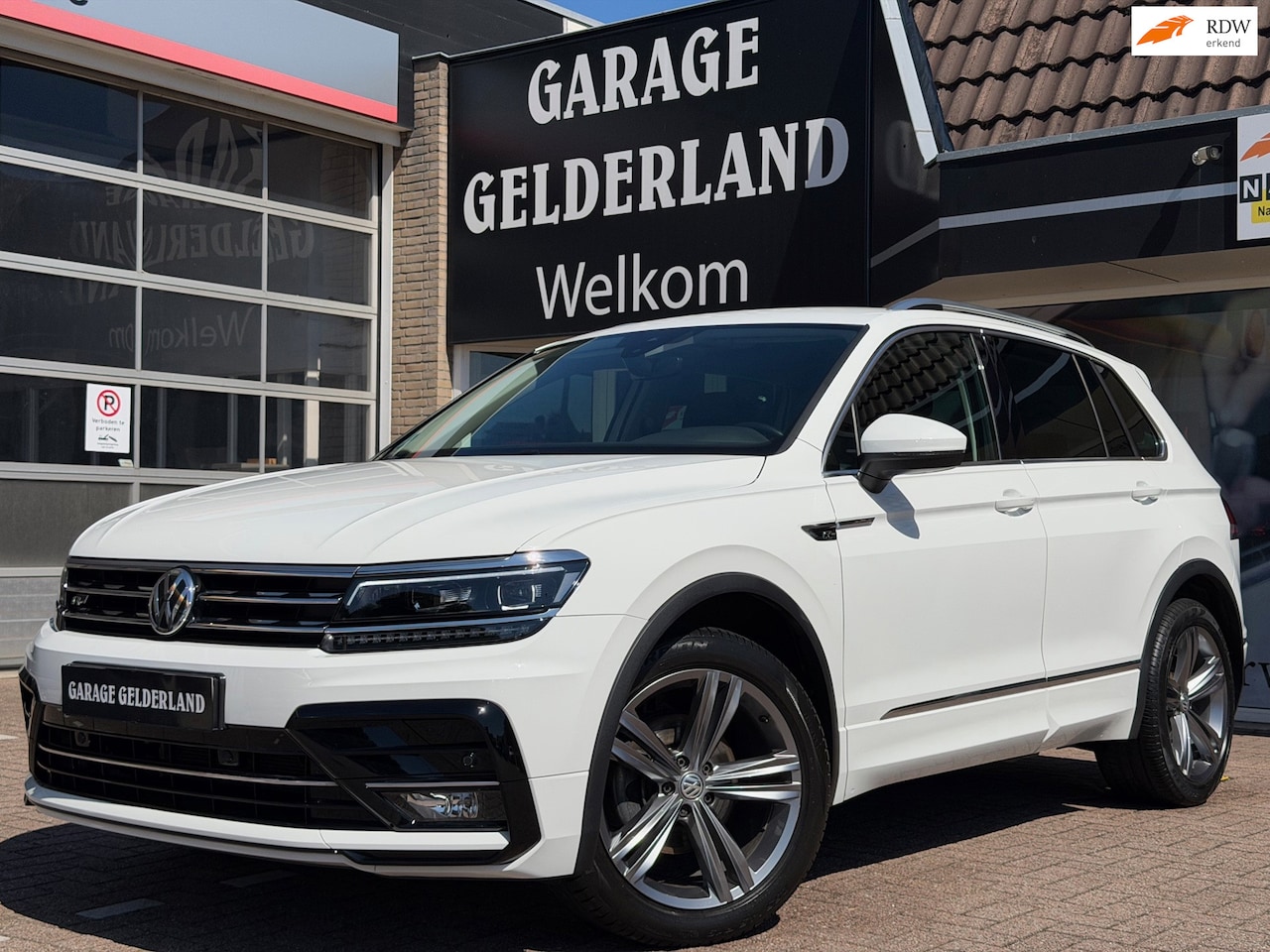Volkswagen Tiguan - 1.5 TSI R-Line | Virtual-Cockpit | Trekhaak | Acc | Bi-Xenon | Full-Led | Climate | Full-o - AutoWereld.nl