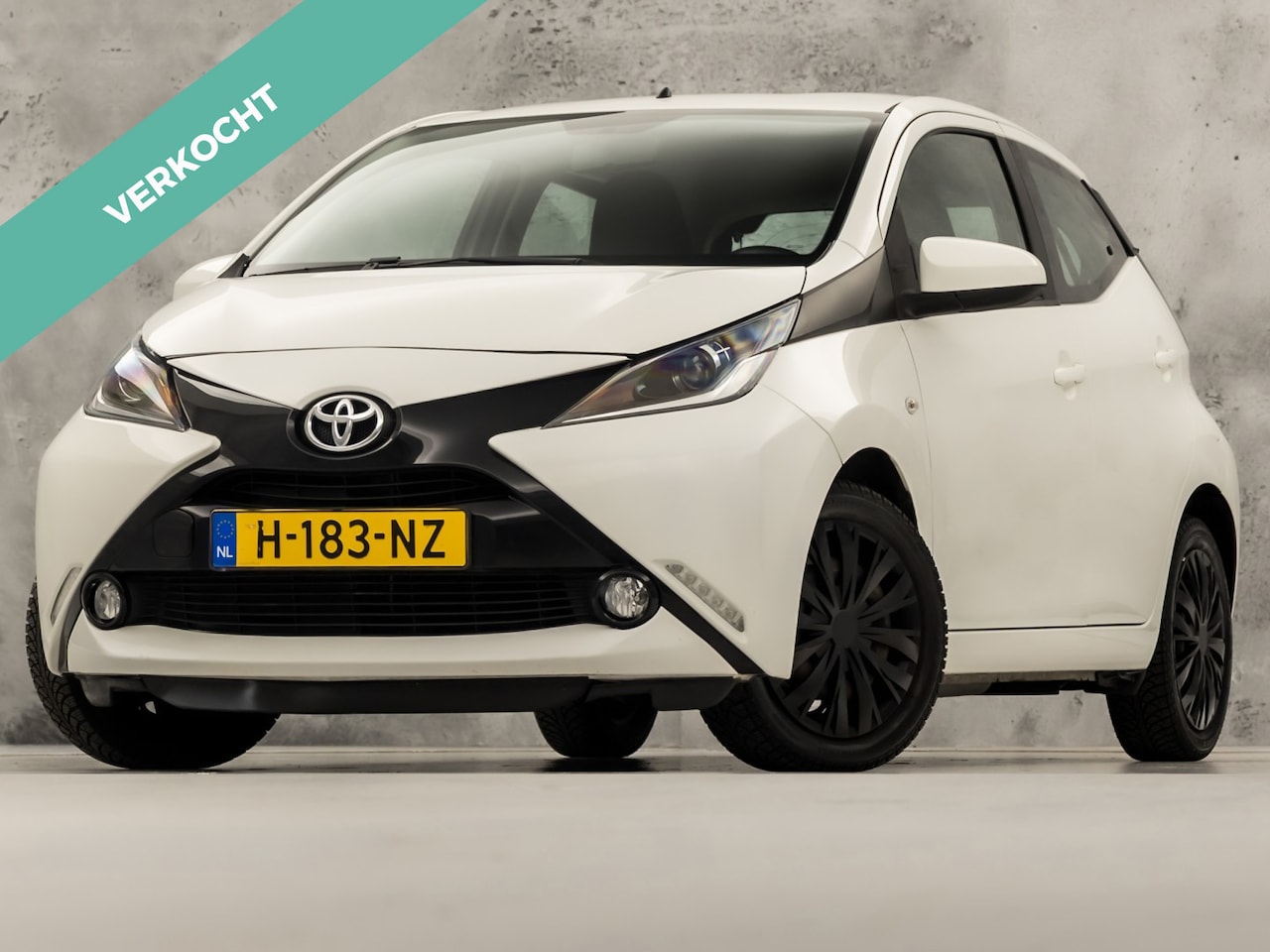 Toyota Aygo - 1.0 VVT-i x-play Sport (NAVIGATIE, CAMERA, BLUETOOTH, CRUISE, SPORTSTOELEN, ELEK RAMEN, NI - AutoWereld.nl