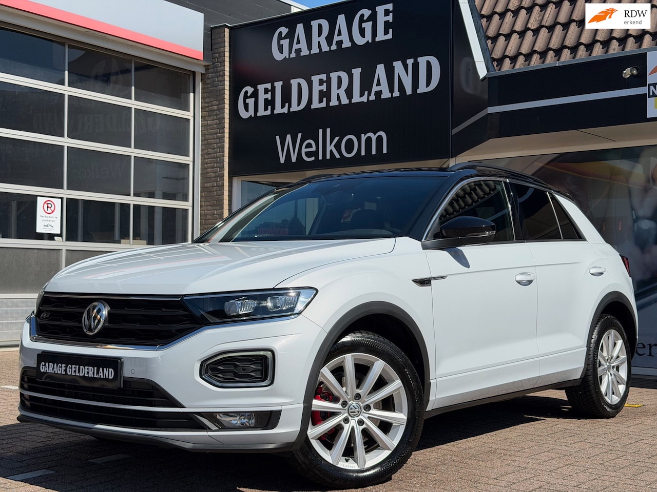 Volkswagen T-Roc - 2.0 TSI 4Motion R-Line | Bi-Xenon | Full-Led | Climate | Trekhaak | ACC | Apple/Android | - AutoWereld.nl