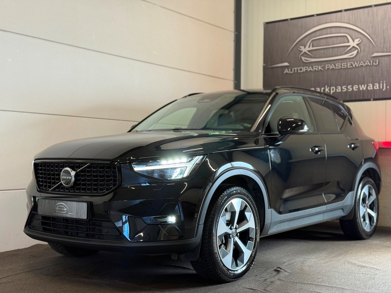 Volvo XC40 - 2.0 B3 Ultimate Dark 2WD Pano, ACC, Apple Carplay, Virtual Cockpit, Harman&Kardon, Stoelve - AutoWereld.nl