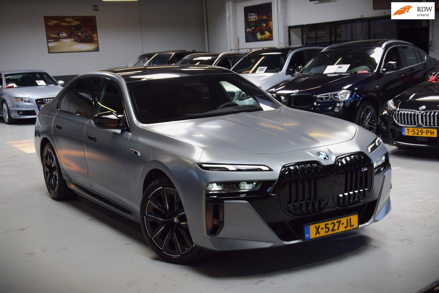 BMW 7-serie - M760e xDrive Navi|Massage|Theater Screen|Auto-Doors|Frozen Deep Grey|Nwp.180.000|BTW - AutoWereld.nl