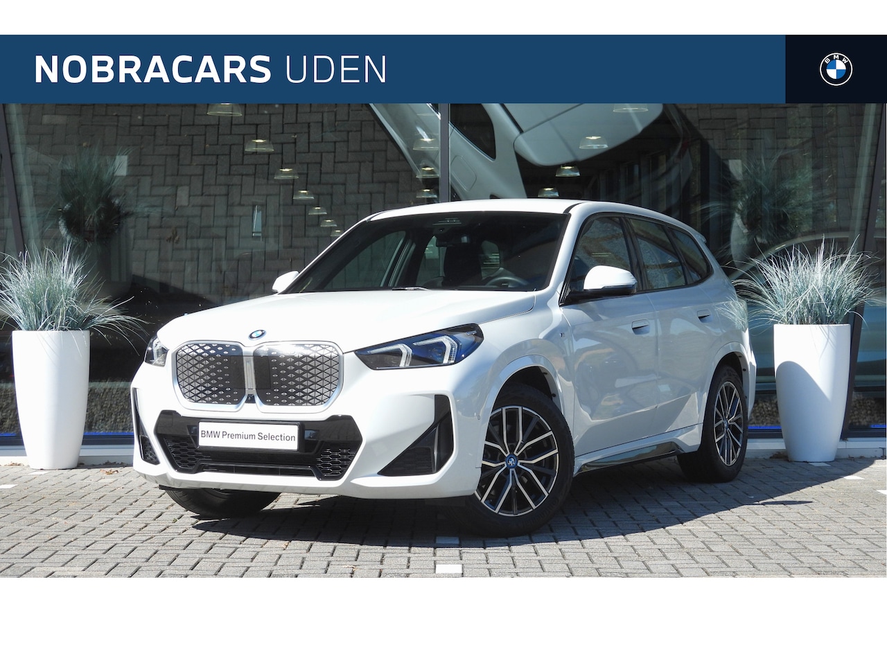 BMW iX1 - xDrive30 M Sport / Sportstoelen / Comfort Access / Head-Up / Adaptieve LED / Stoelverwarmi - AutoWereld.nl