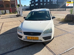 Ford Focus Wagon - 1.6-16V Trend