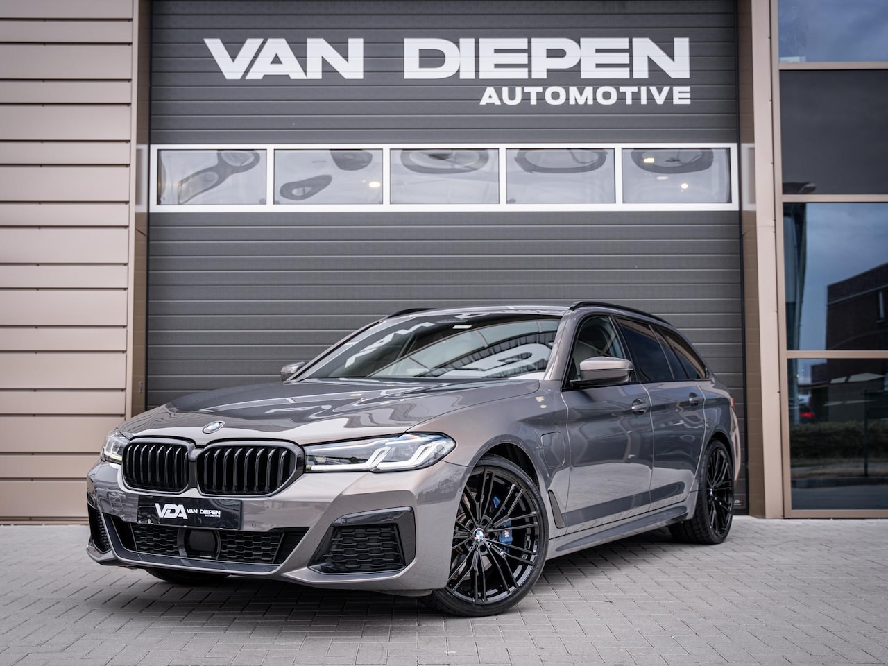 BMW 5-serie Touring - 530e High Executive M-Sport l Laser l Softclose l HUD l Memory - AutoWereld.nl