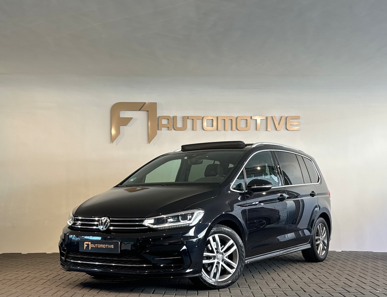 Volkswagen Touran - 1.5 TSI R-Line 7p Pano|ACC|Keyless|Stoelverwarming|Carplay - AutoWereld.nl