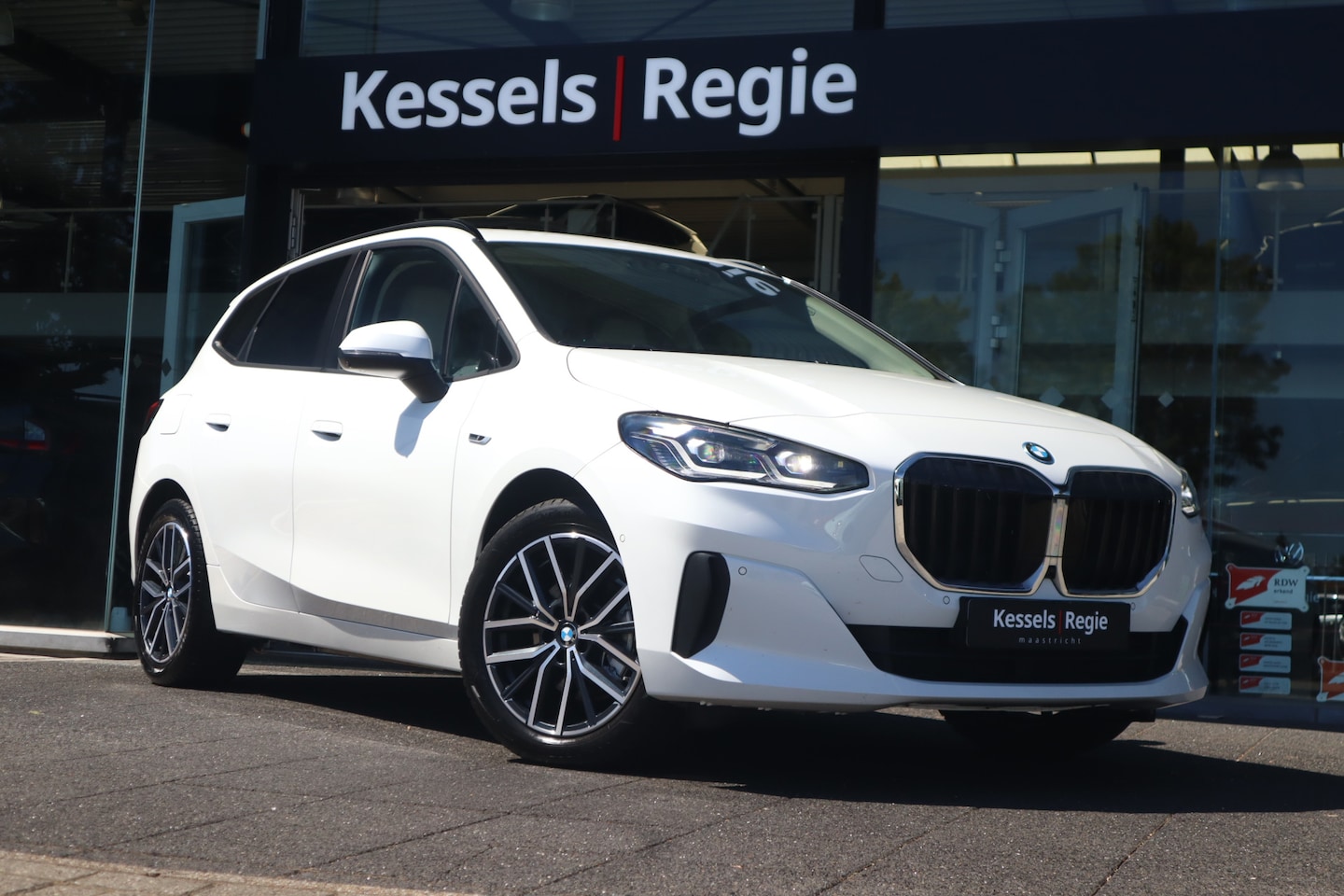 BMW 2-serie Active Tourer - 225e xDrive | Memory | H&K | HuD | 360 | El.Haak | ACC | Keyless | Massage | Blis | 18” - AutoWereld.nl