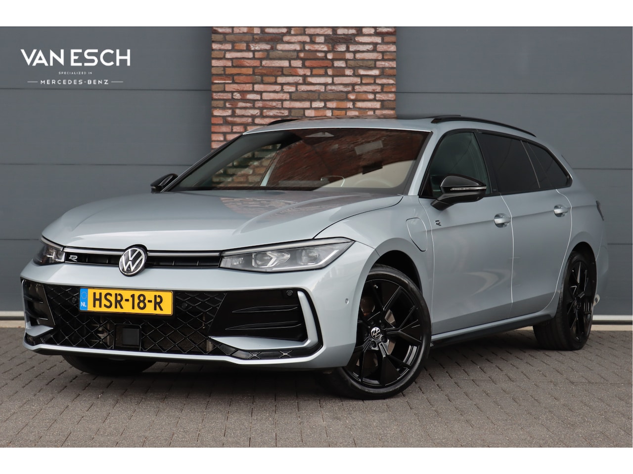 Volkswagen Passat Variant - 1.5 eHybrid R-Line Edition | ACC | Panoramadak | Harman&Kardon | Massage | HUD | Trekhaak - AutoWereld.nl