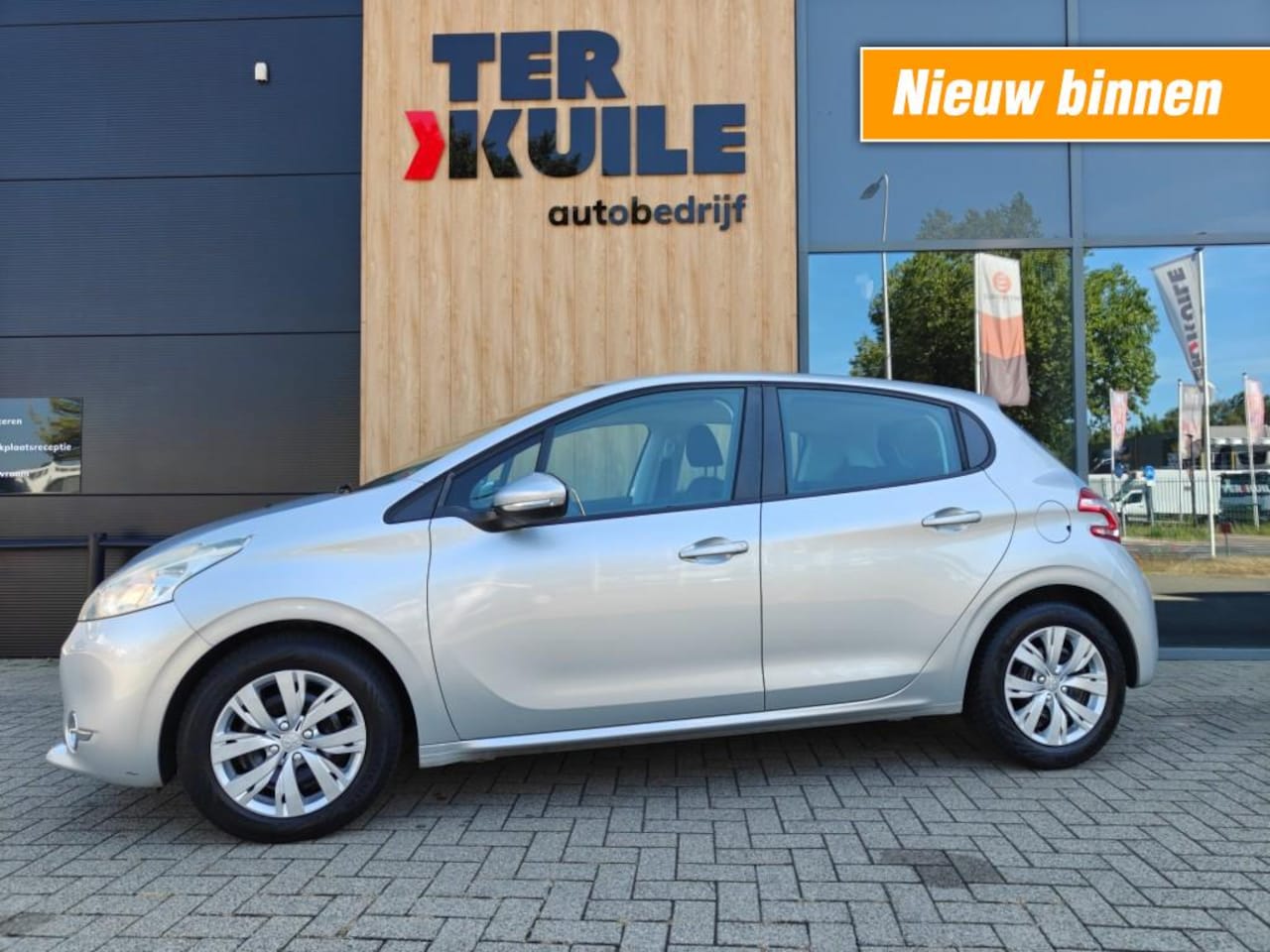 Peugeot 208 - 1.2 VTI BLUE LEASE 2013 Netjes! - AutoWereld.nl