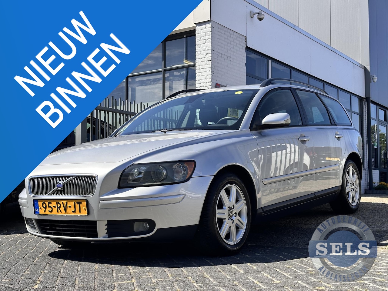 Volvo V50 - 2.4 Momentum 140PK/TREKHAAK/CLIMA - AutoWereld.nl