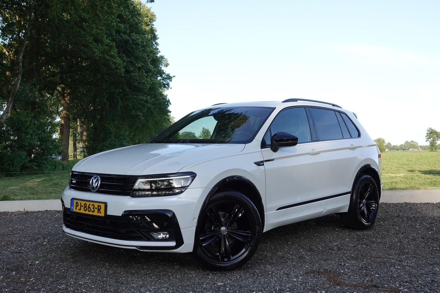 Volkswagen Tiguan - 1.4 TSI 4Motion R-line PANO TREKHAAK - AutoWereld.nl