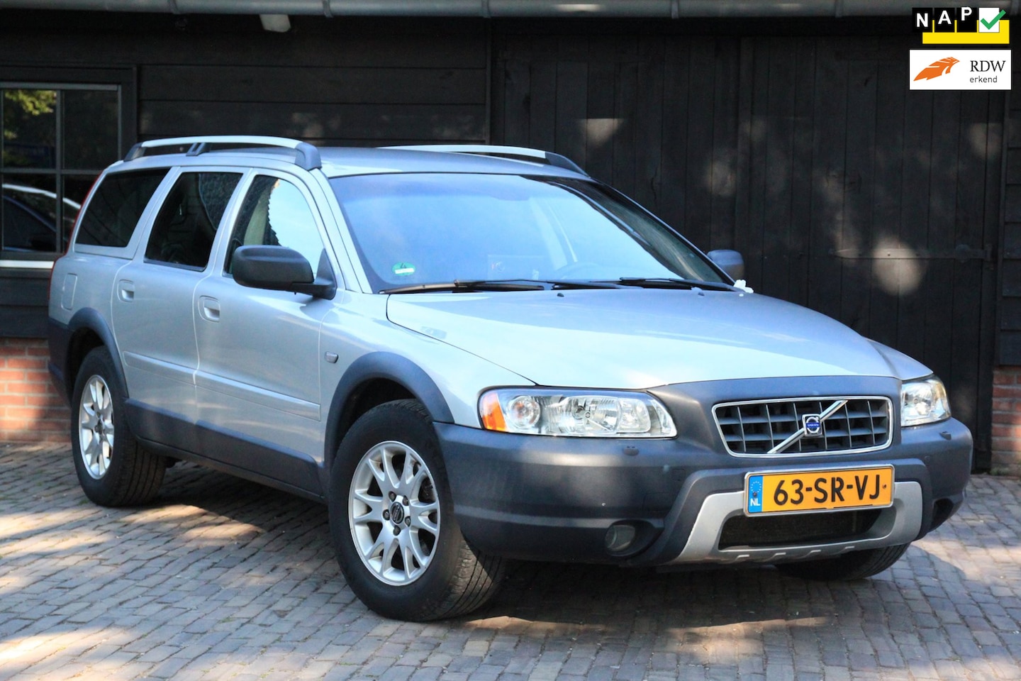 Volvo XC70 - 2.4 D5 Momentum Camera/Navigatie/Leer/Apk 06-2027 - AutoWereld.nl