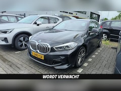 BMW 1-serie - 118i M Sport Shadow Edition Panoramadak Ambianceverlichting Apple CarPlay/Android Auto Nav