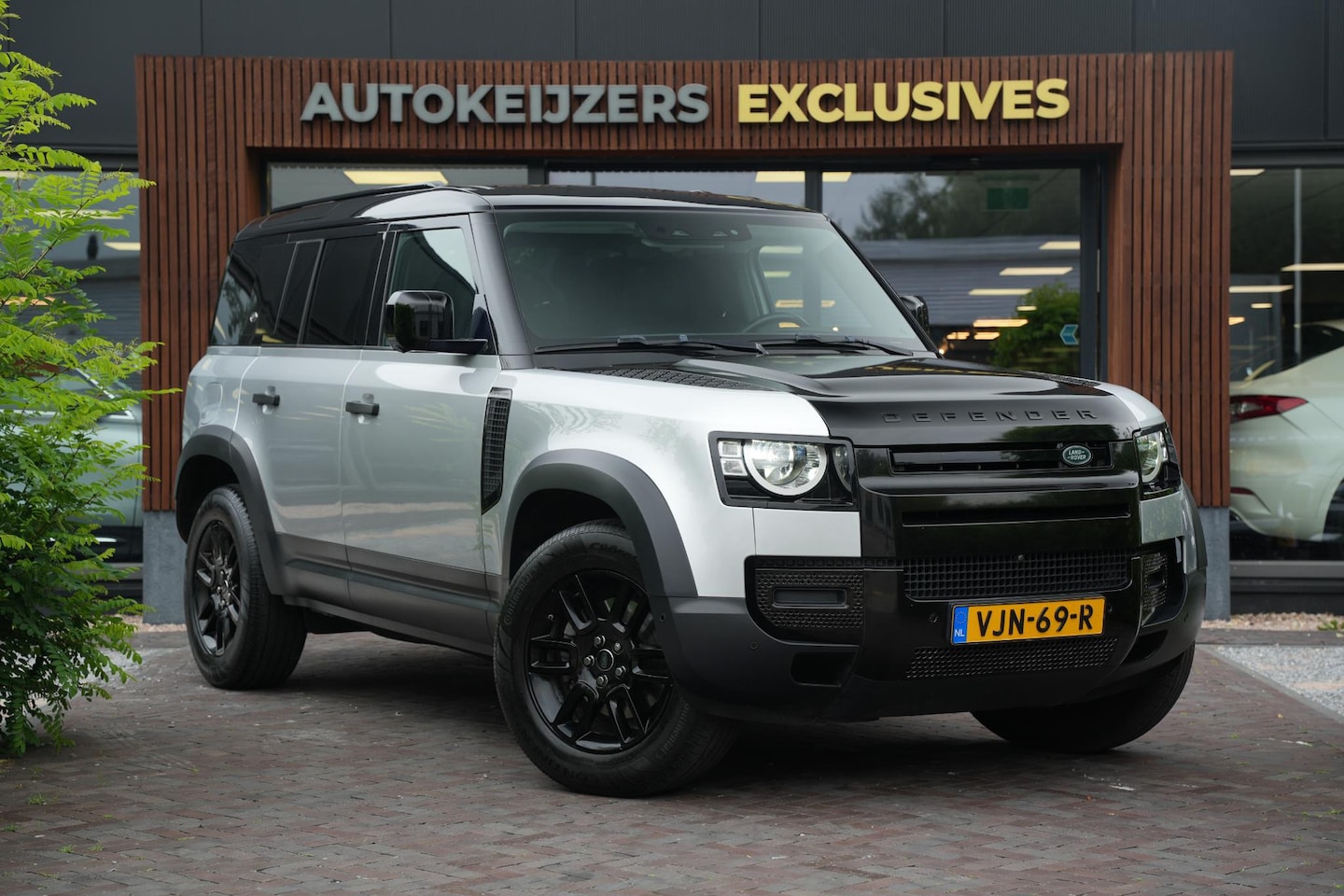Land Rover Defender 110 - 2.0 D240 HSE Pano Grijs kenteken Perfect onderhouden - AutoWereld.nl