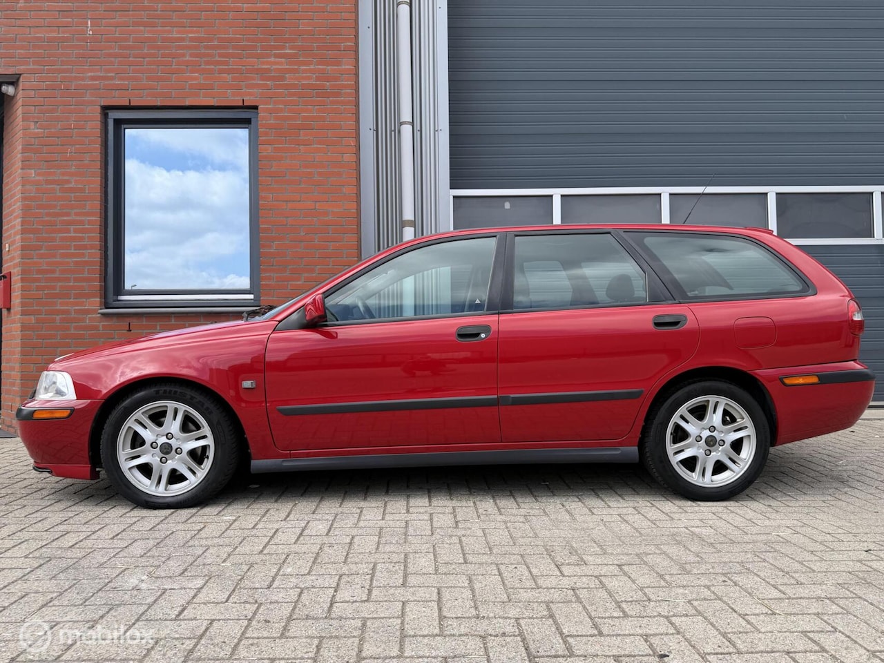 Volvo V40 - 2.0 T4 200pk Aut. - phase 2 - leder - org. NL - AutoWereld.nl