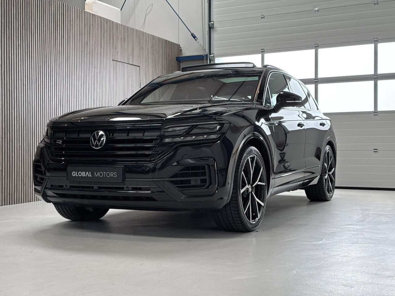 Volkswagen Touareg - 3.0 TSi 4MOTION R LINE - PANORAMADAK - TREKHAAK - LUCHTVERING - HUD - 360 CAMERA - SFEERVE - AutoWereld.nl