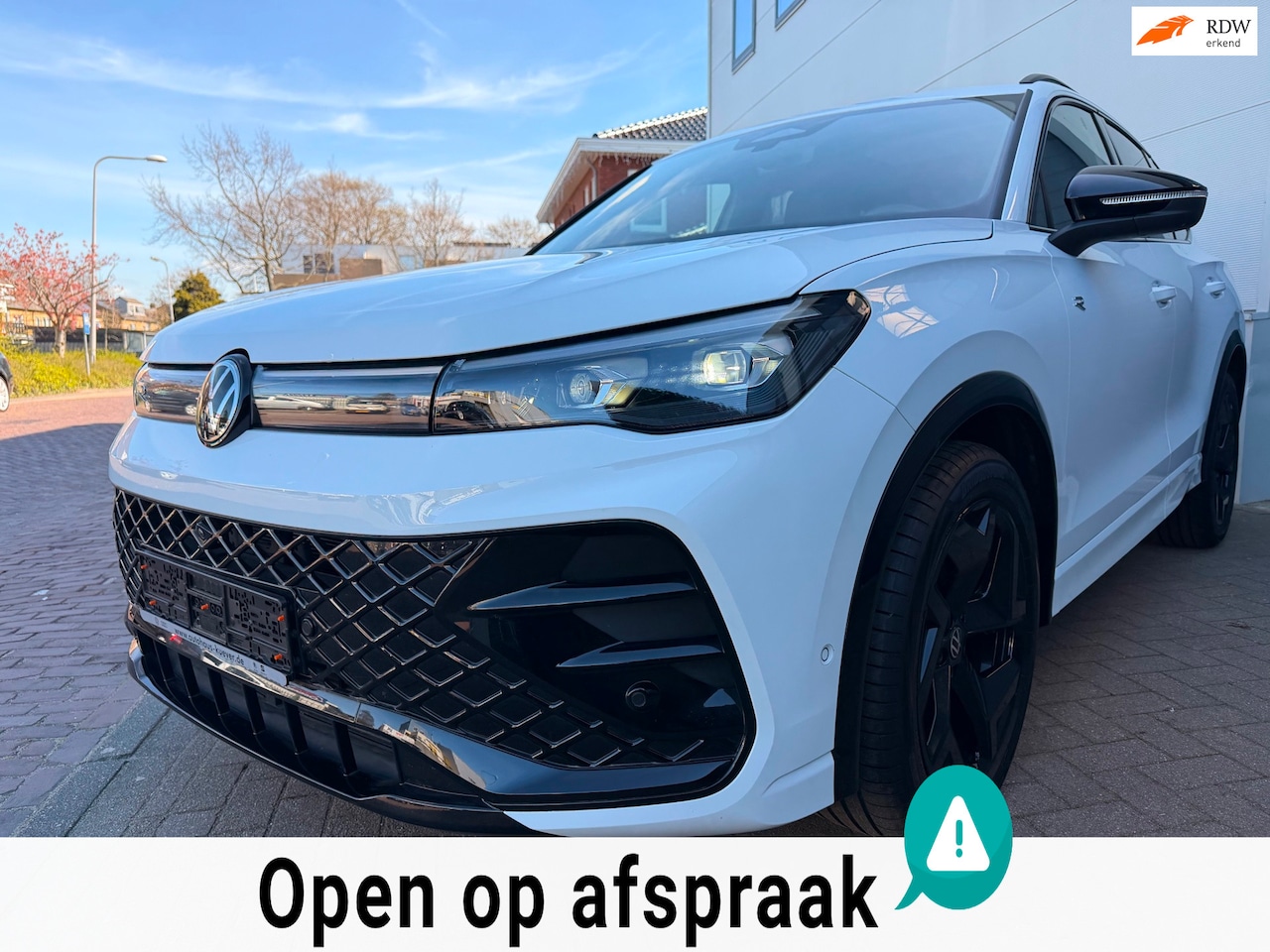 Volkswagen Tiguan - 2.0 TDI| R-Line/Pano/Massage/360 Camera/IQ/ACC/AHK/Kardon/Vol Optie - AutoWereld.nl