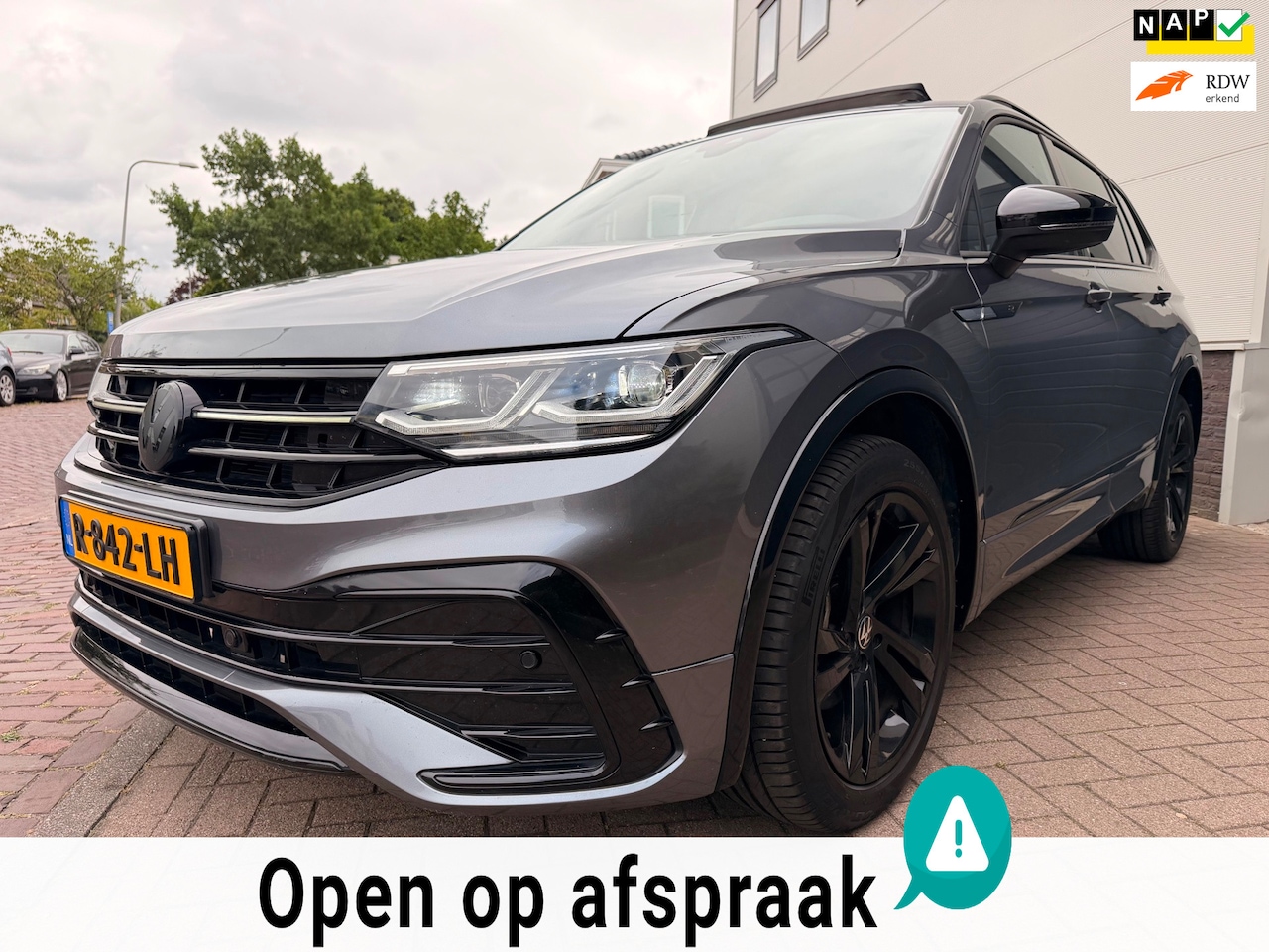 Volkswagen Tiguan Allspace - 1.5 TSI R-Line Business+ 7p./Pano/IQ Light/Camera/Sfeer verlichting/Navi/Climate-c/Cruise- - AutoWereld.nl