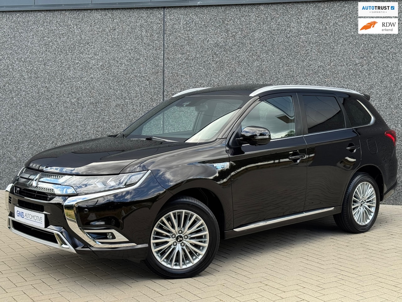 Mitsubishi Outlander - 2.4 PHEV Instyle | Schuifdak | Dodehoek assistent | 360° Camera | Adaptive cruise control - AutoWereld.nl