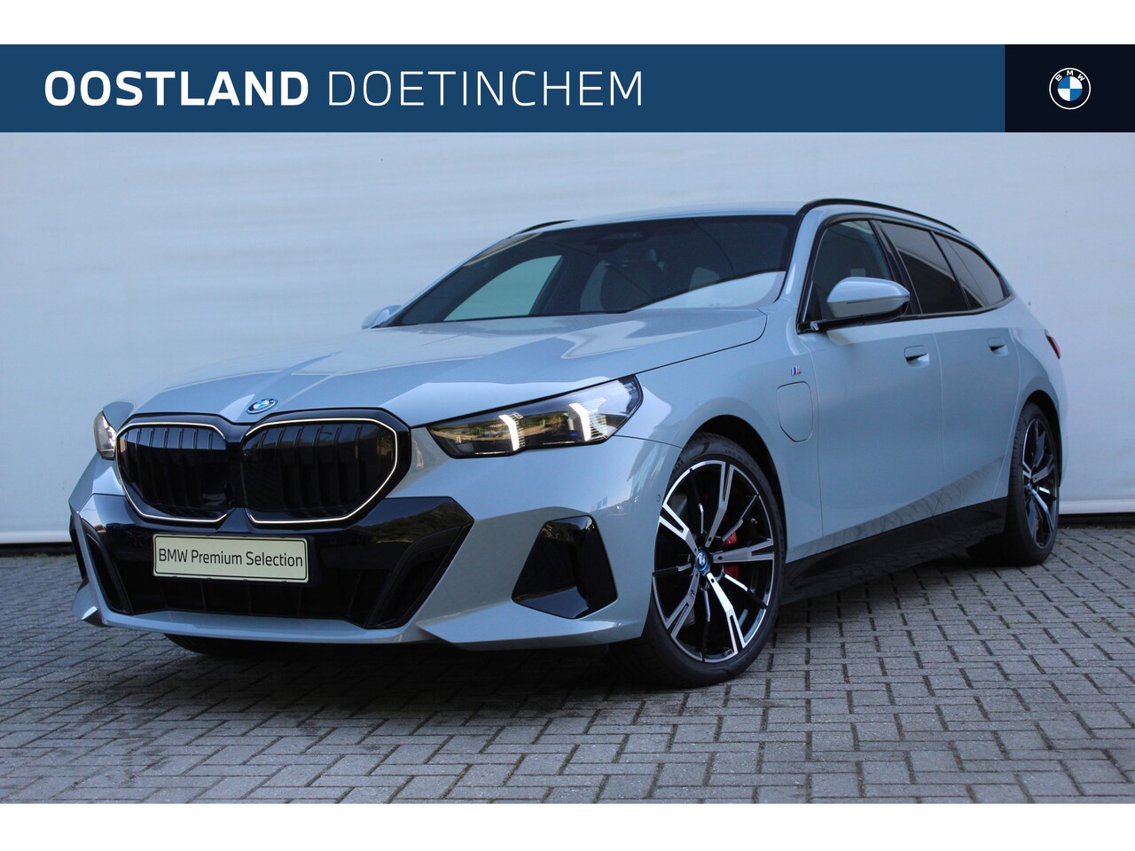 BMW 5-serie Touring - 550e xDrive M Sport Automaat / Adaptief onderstel / Stoelventilatie / Comfort Access / Ada - AutoWereld.nl