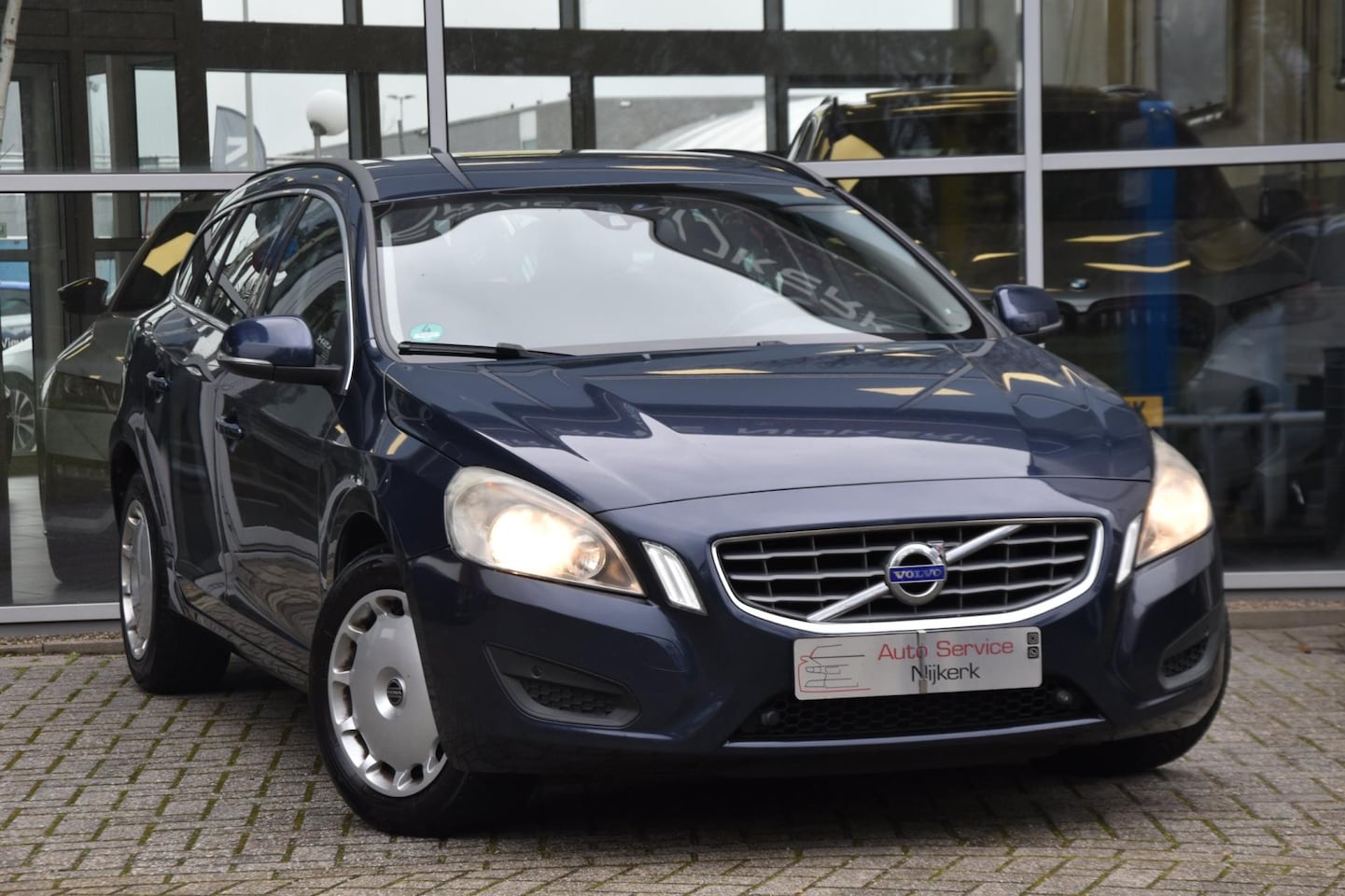 Volvo V60 - 1.6 T4 Momentum Navi Trekhaak Cruise Control PDC 1e Eigenaar NAP - AutoWereld.nl