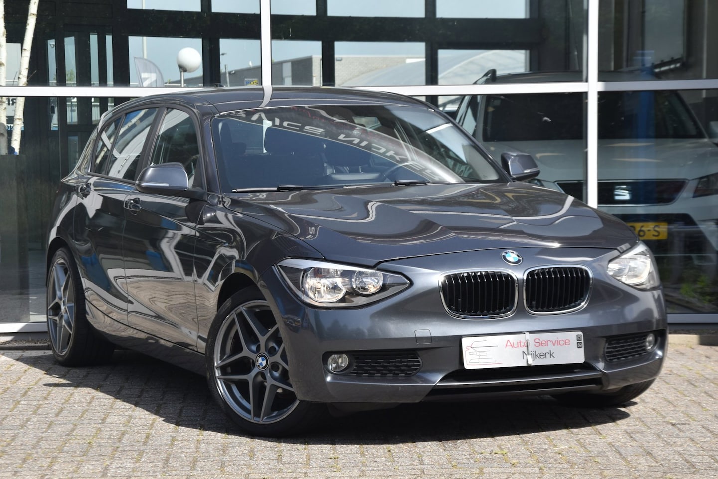 BMW 1-serie - 116i Business+ Airco Nav. Pdc Lm-Velgen Stoelverwarming 5DRS - AutoWereld.nl
