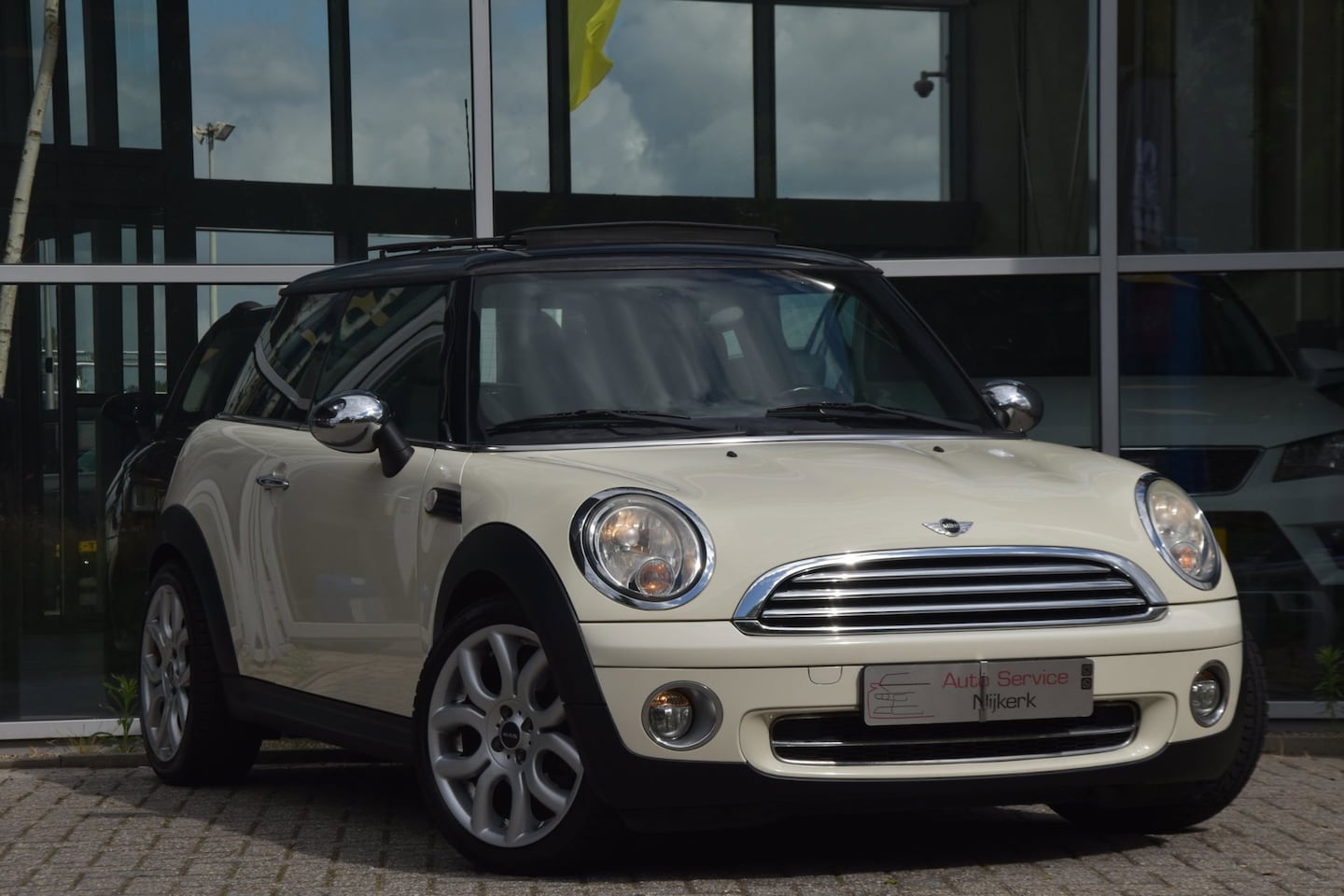 MINI 3-Deurs - Cooper 1.6 Chili | Panorama | PDC | Cruise | Bluetooth | 6-Bak | NAP | LMV - AutoWereld.nl
