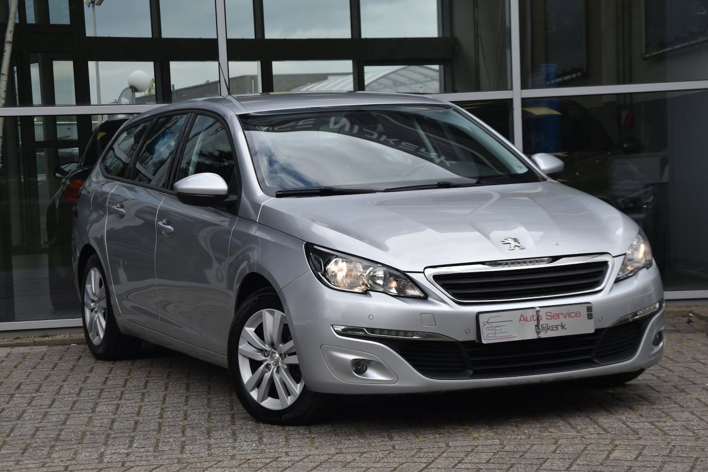 Peugeot 308 SW - 1.2 PureTech Allure | Navi | Trekhaak | LED | 1e Eigenaar - AutoWereld.nl
