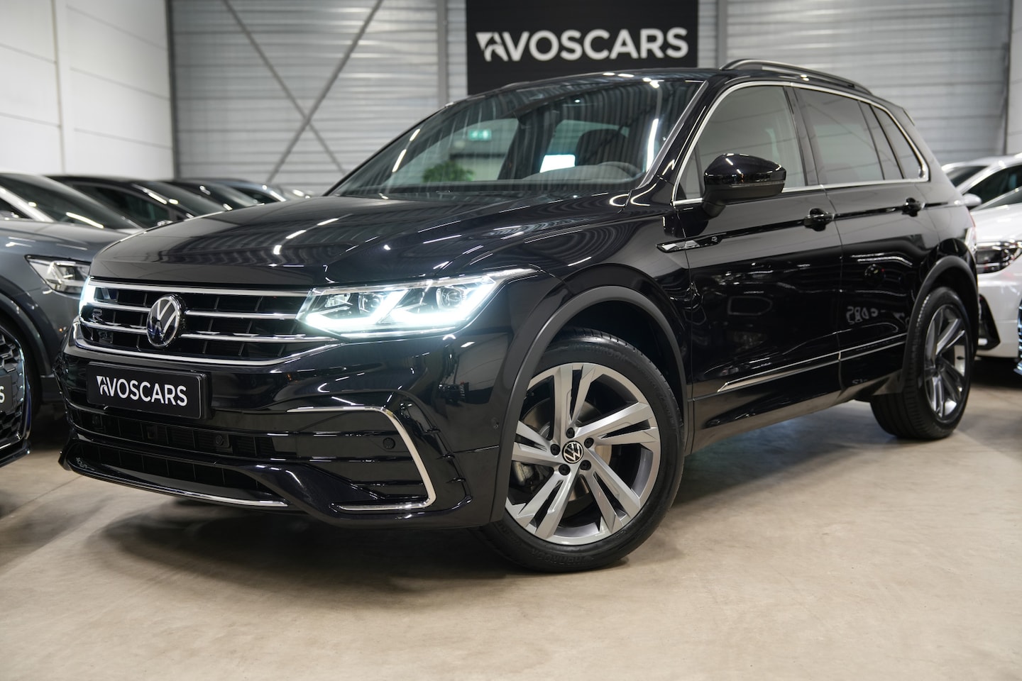 Volkswagen Tiguan - 1.5 TSI R-Line * Trekhaak - IQ Light - Virtual - Camera - Sfeer - ACC - Lane - Blind Spot - AutoWereld.nl