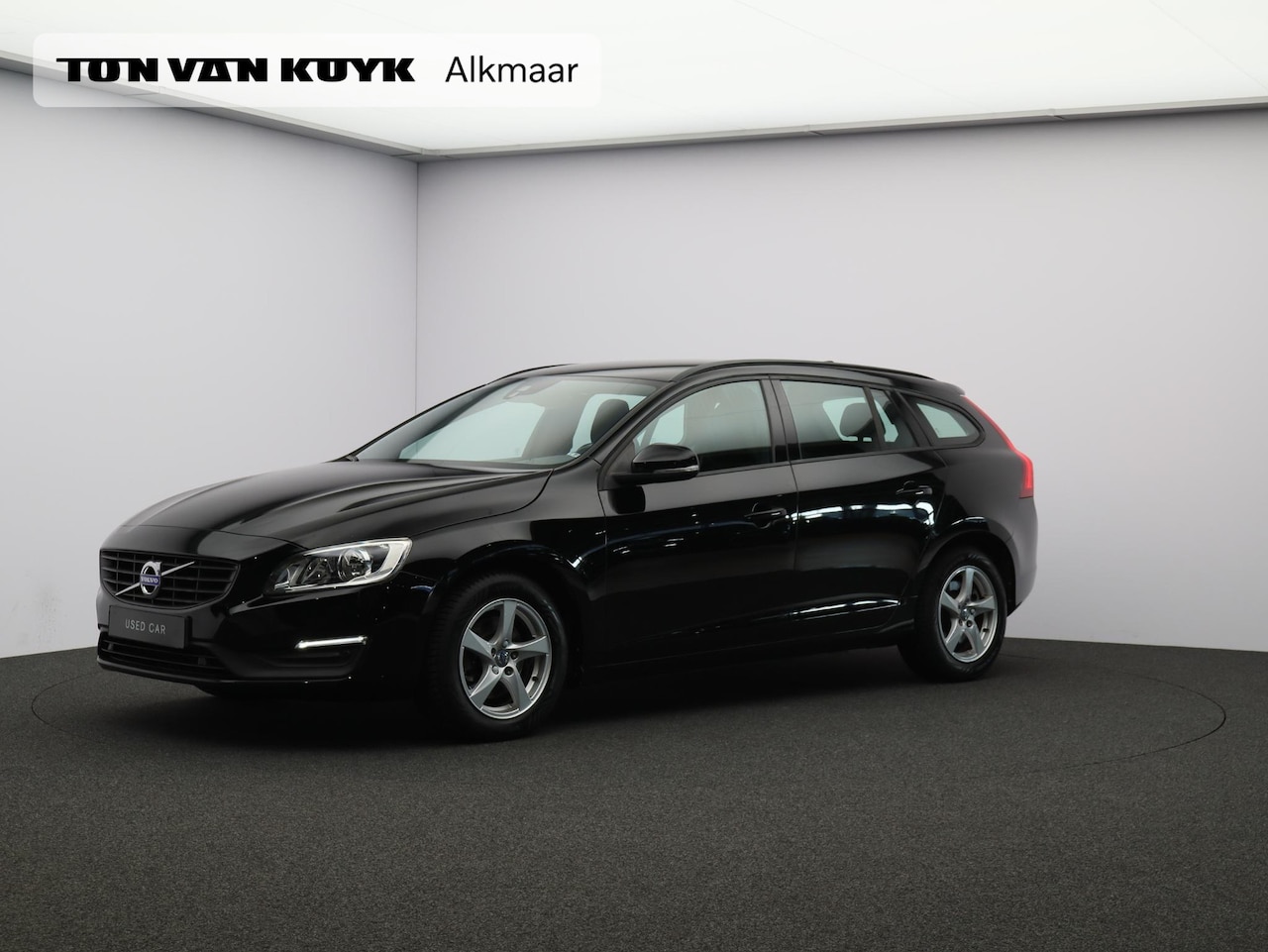 Volvo V60 - 2.0 T3 150PK Nordic / Parkeerverwarming / Trekhaak / All Season Banden / Parkeersensoren V - AutoWereld.nl