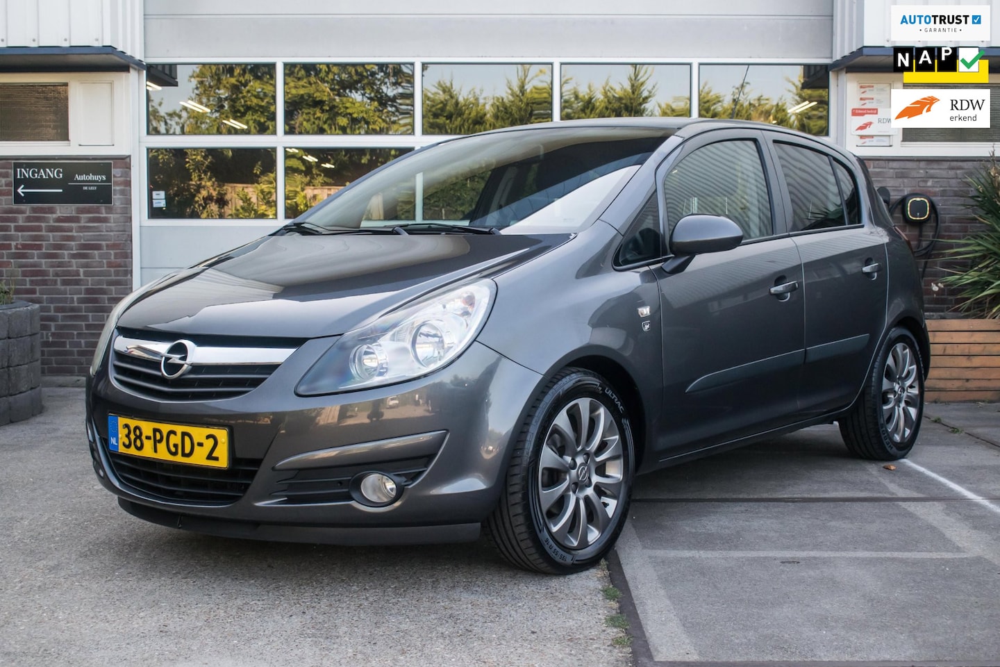 Opel Corsa - 1.4-16V '111' Edition 101PK NL-auto [ Airco Trekhaak Cruise Control Lichtmetalen Velgen Vo - AutoWereld.nl