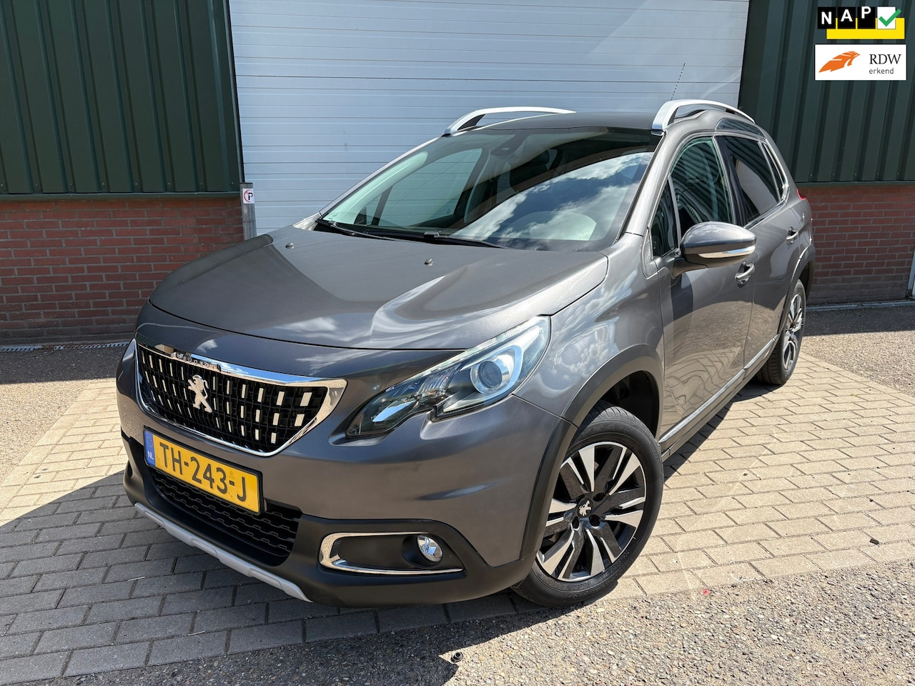 Peugeot 2008 - 1.2 PureTech Allure|CARPLAY/CLIMATE/PANODAK - AutoWereld.nl