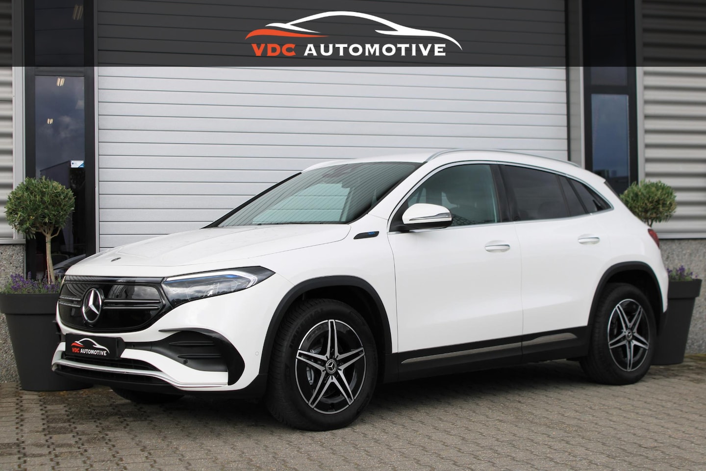 Mercedes-Benz EQA - 250 AMG Camera | Trekhaak | Keyless | Widescreen | Sfeerverlichting | 94,2% SOH | Dealer O - AutoWereld.nl
