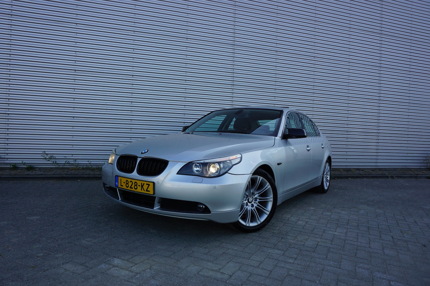BMW 5-serie - 523i AUTOMAAT - Airco / Navi / Cruise / Pano / Stoelverw. / PDC / Trekhaak / Lm velgen - AutoWereld.nl