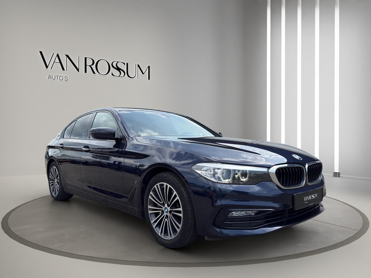 BMW 5-serie - 530 e iPerformance | Leder | Sportstoelen | Sfeer | Camera | Parksenors V+A | 18" | - AutoWereld.nl