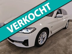 BMW 5-serie - 520e 204pk Business Edition Plus PHEV | SOH 89% | Zwart Leder | ACC | HIF System Audio | S