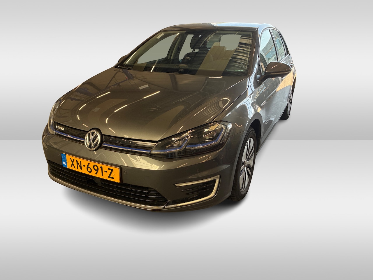 Volkswagen e-Golf - e-Golf / Warmtepomp / CarPlay / Parkeerhulp V+A / 16'' / ACC - AutoWereld.nl