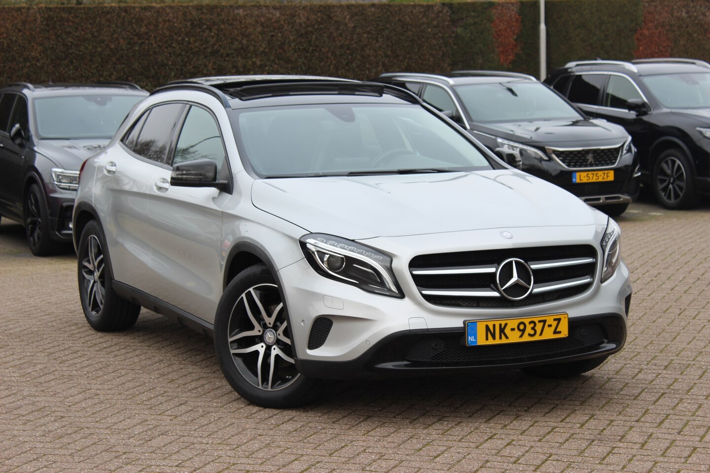 Mercedes-Benz GLA-Klasse - 180 Ambition / Panoramadak / Half leder / Navigatie / Urbanpakket / 18'' / Cruise Control - AutoWereld.nl