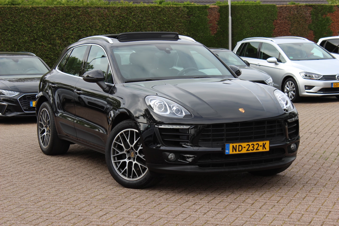 Porsche Macan - 2.0 / 69.727 km! / 1e Eign. / Trekhaak / Panoramadak / Camera / Luchtvering / Leder / 20'' - AutoWereld.nl
